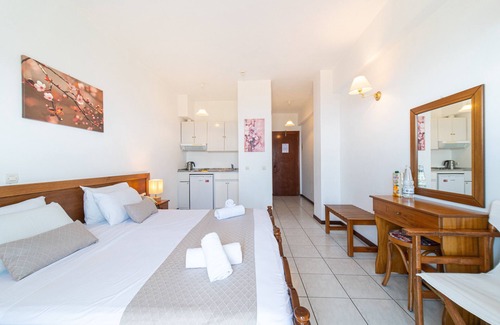 Notos Apartment | Studio Apartment "75 steps taverna two-bedroom" with Sea View, Balcony & Wi-Fi