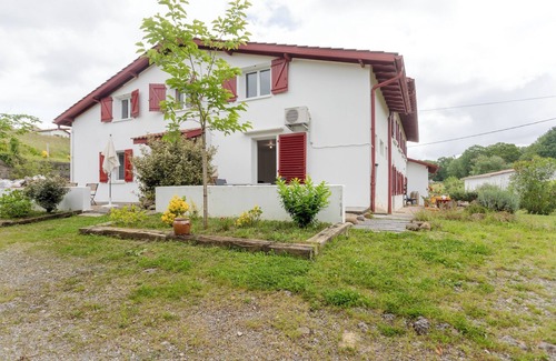 Guiche Apartment | Studio Apartment 'Beñat' with Private Terrace, Wi-Fi and Air Conditioning