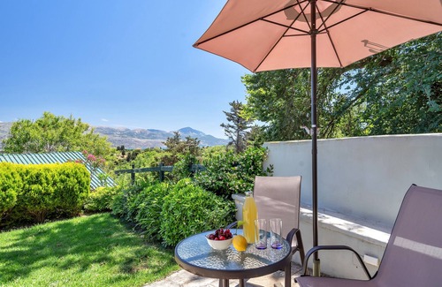 Kalata Apartment | Studio Apartment 'Casa Di Verde 5' with Mountain View, Wi-Fi and Air Conditioning