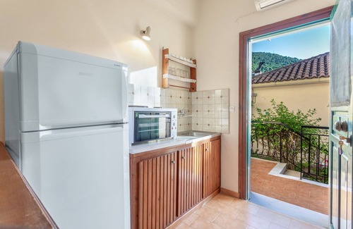 Limni Keri Apartment | Studio Apartment 'Castellos Bellos 4' with Shared Garden, Wi-Fi and Air Conditioning