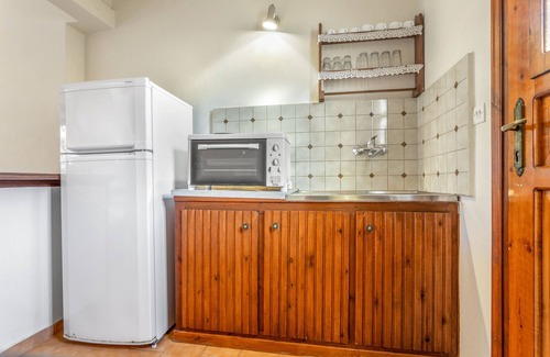 Limni Keri Apartment | Studio Apartment 'Castellos Bellos 3' with Shared Garden, Wi-Fi and Air Conditioning
