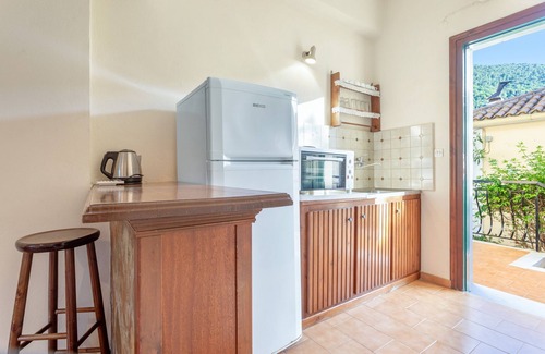 Limni Keri Apartment | Studio Apartment 'Castellos Bellos 1' with Shared Garden, Wi-Fi and Air Conditioning
