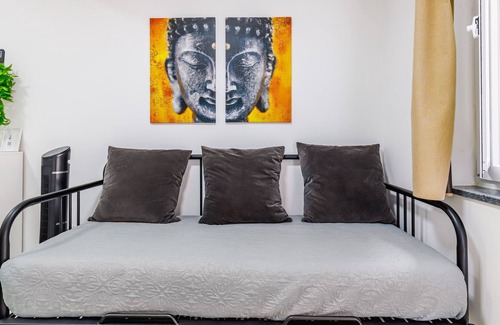 Palmela Apartment | Studio Apartment "Chalé Do Vale - Black and White" with Shared Pool, Private Terrace & Wi-Fi