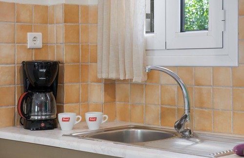 Anthousa Apartment | Studio Apartment 'Deluxe 3 Adults - A' with Shared Terrace, Wi-Fi and Air Conditioning