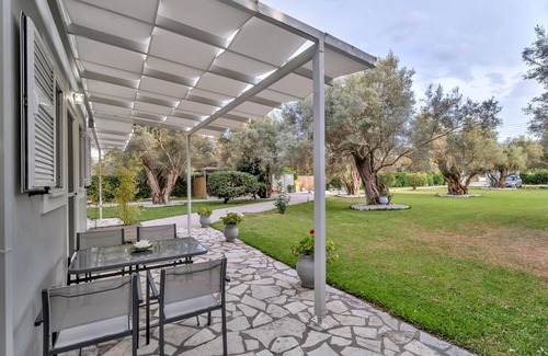 Agios Ioannis Apartment | Studio Apartment 'Elaia 3' with Mountain View, Wi-Fi and Air Conditioning