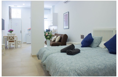 Los Tilos Apartment | Studio-Apartment-Ensuite with Shower-Street View-Estación Centro Vialia 6