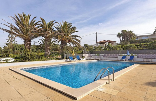 Colares Apartment | Studio Apartment 'Estúdio Alto Da Praia' with Sea View, Shared Pool and Wi-Fi