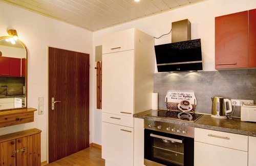 Wangerland Apartment | Studio Apartment 'Ferienwohnung Goldblume Hooksiel' with Shared Garden, Balcony and Wi-Fi