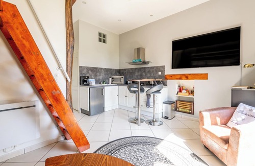 Saint-Herblain Apartment | Studio Apartment 'Manoir De L' Aisnerie - St Exupéry' with Shared Garden and Wi-Fi
