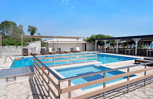 Pidima Kyras Apartment | Studio Apartment 'Iguana 2' with Shared Pool, Wi-Fi and Air Conditioning