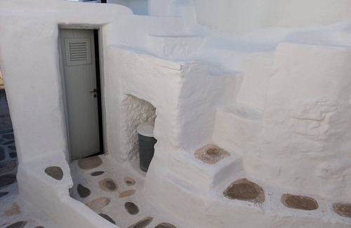 Sikinos Apartment | Studio Apartment 'Jorge House' with Private Terrace and Wi-Fi