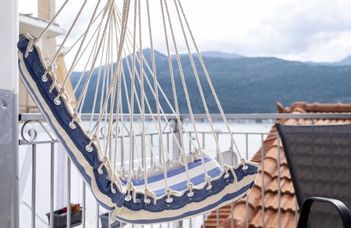 Geni Apartment | Studio Apartment "King 3" with Sea View, Shared Pool & Wi-Fi