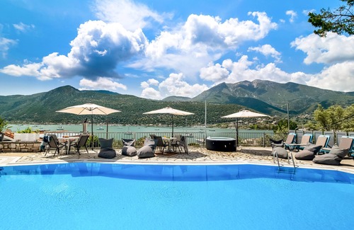 Geni Apartment | Studio Apartment "King 5" with Sea View, Shared Pool & Wi-Fi