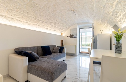 Mola di Bari Apartment | Studio Apartment 'La Porta Sul Mare - Ancora' with Shared Terrace, Wi-Fi and Air Conditioning