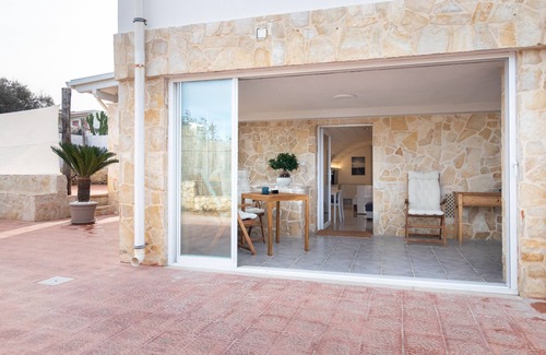 Mola di Bari Apartment | Studio Apartment 'La Porta Sul Mare - Ancora' with Shared Terrace, Wi-Fi and Air Conditioning