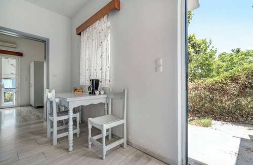 Zalongo Apartment | Studio Apartment 'Labros 1' with Mountain View, Wi-Fi and Air Conditioning