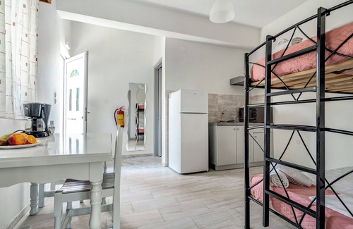 Zalongo Apartment | Studio Apartment 'Labros 1' with Mountain View, Wi-Fi and Air Conditioning