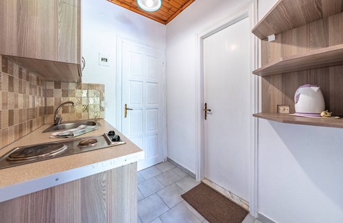 Notos Apartment | Studio Apartment 'Maltas 17' with Shared Terrace, Wi-Fi and Air Conditioning