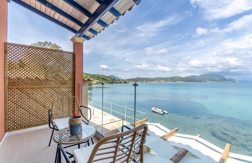 Agia Pelagia Chlomou Apartment | Studio Apartment 'Nikos Seaside 4' with Sea View, Wi-Fi and Air Conditioning