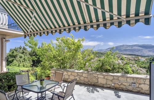 Kaminarata Apartment | Studio Apartment 'Paradiso Verde 103' with Mountain View, Wi-Fi and Air Conditioning