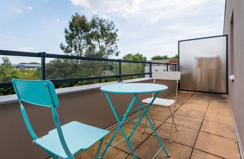 Vannes Apartment | Studio Apartment 'Proche Du Port De Vannes' with Private Terrace, Balcony and Wi-Fi