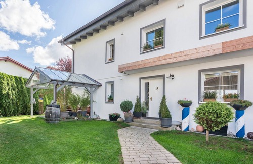 Geretsried Apartment | Studio Apartment 'Souterrain' with Shared Terrace, Shared Garden and Wi-Fi