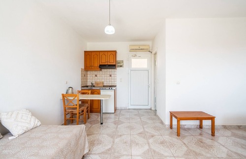 Amoopi Apartment | Studio Apartment 'Studios Fokia Beach 3' with Sea View, Wi-Fi and Air Conditioning