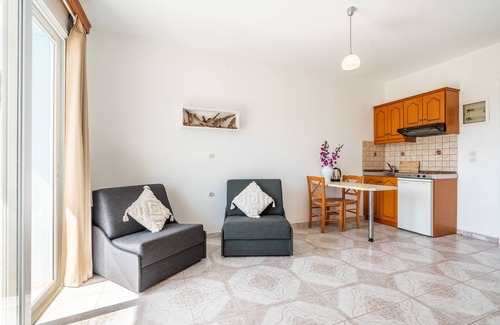 Amoopi Apartment | Studio Apartment 'Studios Fokia Beach 1' with Sea View, Wi-Fi and Air Conditioning