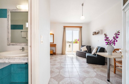 Amoopi Apartment | Studio Apartment 'Studios Fokia Beach 1' with Sea View, Wi-Fi and Air Conditioning