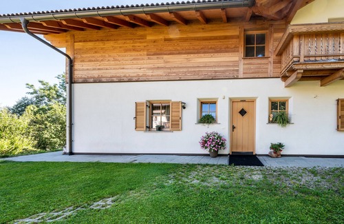 Casola Apartment | Studio Apartment 'Urthalerhof Landhaus' with Mountain View, Shared Garden and Wi-Fi