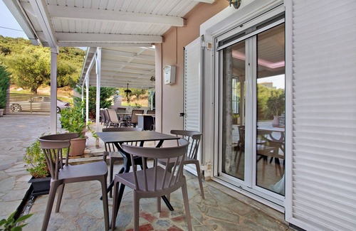 Alikanas Apartment | Studio Apartment 'Villa Dionysia 11' with Shared Pool, Wi-Fi and Air Conditioning