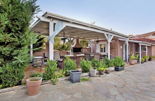 Alikanas Apartment | Studio Apartment 'Villa Dionysia 11' with Shared Pool, Wi-Fi and Air Conditioning
