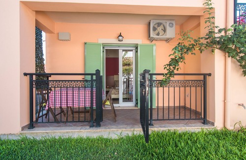 Messonghi Apartment | Studio Apartment 'Villa Pepy Studio 3' close to the Beach with Garden & Wi-Fi