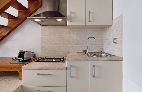 Maries Apartment | Studio apartment 'Wild Fig Retreat Helios' with Shared Pool, Wi-Fi and Air Conditioning