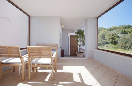 Maries Apartment | Studio apartment 'Wild Fig Retreat Helios' with Shared Pool, Wi-Fi and Air Conditioning