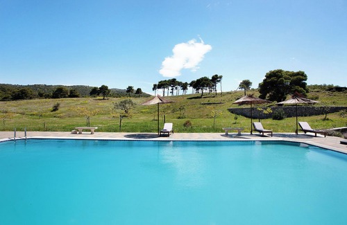 Maries Apartment | Studio apartment 'Wild Fig Retreat Helios' with Shared Pool, Wi-Fi and Air Conditioning