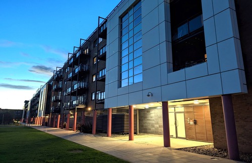 Grangetown Apartment | Studio Apartment with access to Pool, spa and gym