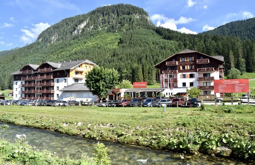 Gosau Apartment | Studio apartment with a view of the mountains