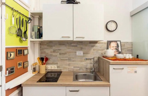 Ottakring Apartment | Studio apartment with big balcony and art in the air! 10 min to the city!