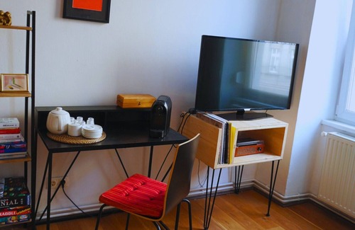 Ottakring Apartment | Studio apartment with big balcony and art in the air! 10 min to the city!