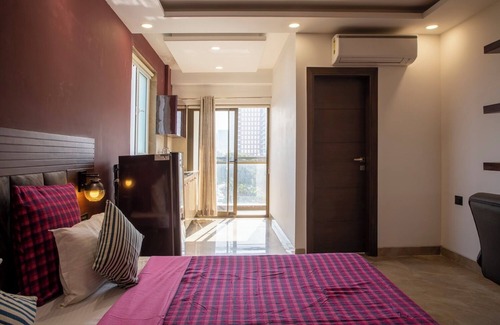 DLF Phase 3 Bed & Breakfast | Studio Apartment with balcony near DLF Cyber City