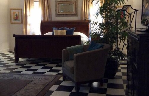 Columbia Apartment | Studio apartment with a separate, private entrance