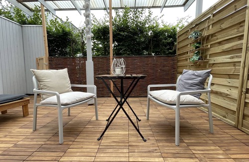 Straubing Apartment | Studio Apartment 'Zentral Mit Überdachter Terrasse' with Private Terrace and Wi-Fi