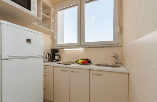 Mali Maj Apartment | Studio app, pool, garden with barbecue, sun loungers, close to the beach