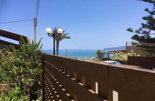 Stalida House | Studio appartment with patio by the coast