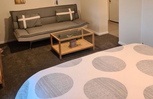 Browns Bay Apartment | Studio Browns Bay - newly refurbished