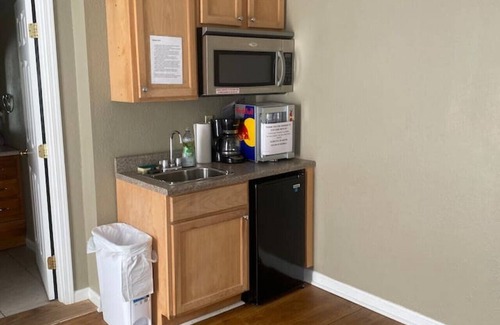 Lake of the Ozarks Apartment | Studio C Sleep 6- Bachelor/Bachelorette Parties!
