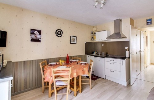 Esquieze-Sere Apartment | Studio cabin in Esquièze-Sère for 6 with balcony, mountain view and parking