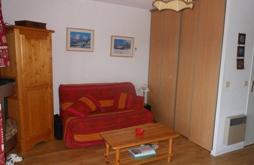 Barcelonnette Apartment | Studio Cabin Southwest with Balcony and Parking in Barcelonnette