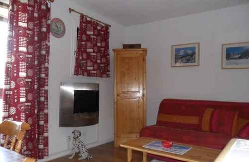 Barcelonnette Apartment | Studio Cabin Southwest with Balcony and Parking in Barcelonnette
